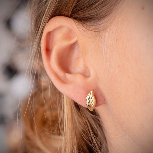 18K PENDIENTES ORO AMARILLO HOJA LAPIDADOS Y TALLADOS 13 X 6 MM. CIERRE CATALAN - Imagen 2