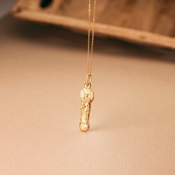 18K MEDALLA SILUETA ORO AMARILLO VIRGEN DE LA ALMUDENA 28X9 MM - Imagen 2