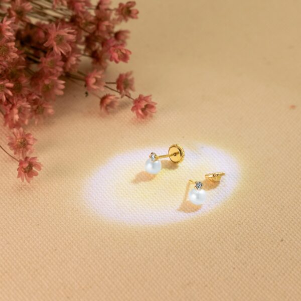 18K PENDIENTES ORO AMARILLO PERLAS Y CIRCONITA EN GARRAS 6 X 3.5 MM. CIERRE TUERCA - Imagen 2