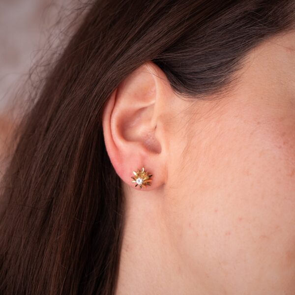 18K PENDIENTES ORO AMARILLO MACIZOS 2 DIAMANTES 0,200 QTES. MEDIDA: 9X9MM. CIERRE PRESION - Imagen 2