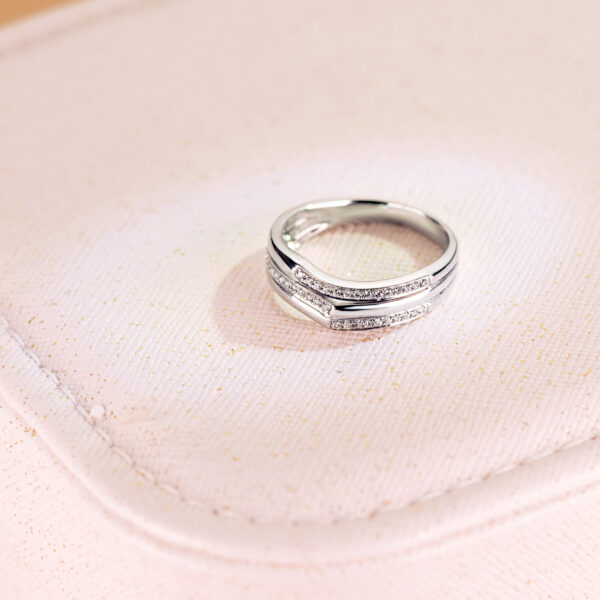 18K SORTIJA ORO BLANCO 38 DIAMANTES TALLA BRILLANTE 0.130 QTS. ANCHO: 7MM - Imagen 2