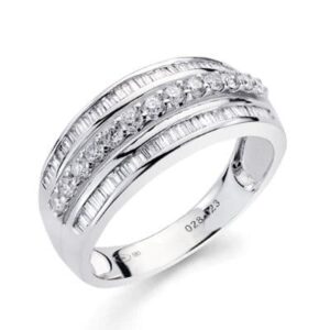 18K SORTIJA ORO BLANCO DIAMANTES TALLA BRILLANTE 0.273/0.38 QTS. ANCHO: 8MM