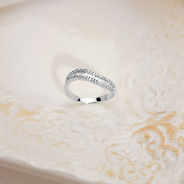 18K SORTIJA ORO BLANCO DIAMANTES TALLA BRILLANTE 0.180 QTS. -0.300 QTS. ANCHO: 4MM - Imagen 2