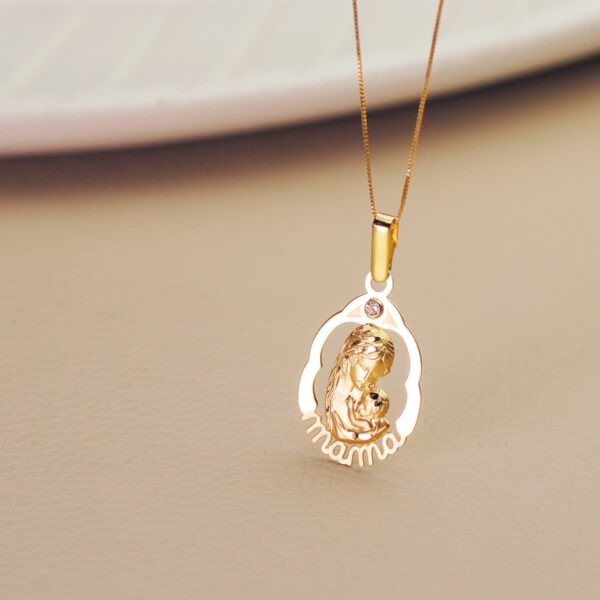 18K COLGANTE ORO AMARILLO VIRGEN MADRE CON PALABRA "MAMA". MEDIDA: 23X15 MM - Imagen 2