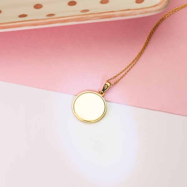 18K MEDALLA ORO AMARILLO VIRGEN NIÑA NACAR REDONDA 17 MM - Imagen 3