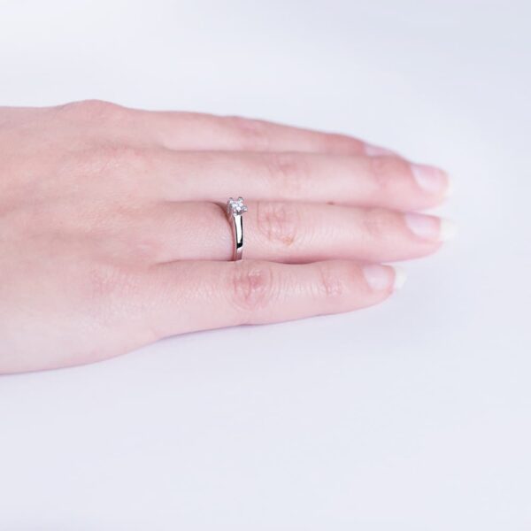 18K SOLITARIO ORO BLANCO DIAMANTE TALLA BRILLANTE 0.100 QTS. G-VS2 - Imagen 2