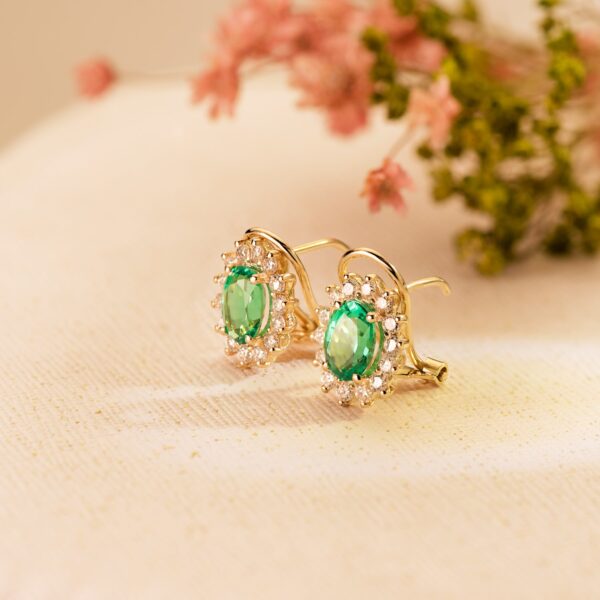 18K PENDIENTES ORO AMARILLO ESMERALDA 7X5 MM 1,50QT Y DIAMANTES 0,580QT SI H. 11,5X9,5 MM CIERRE OMEGA - Imagen 2
