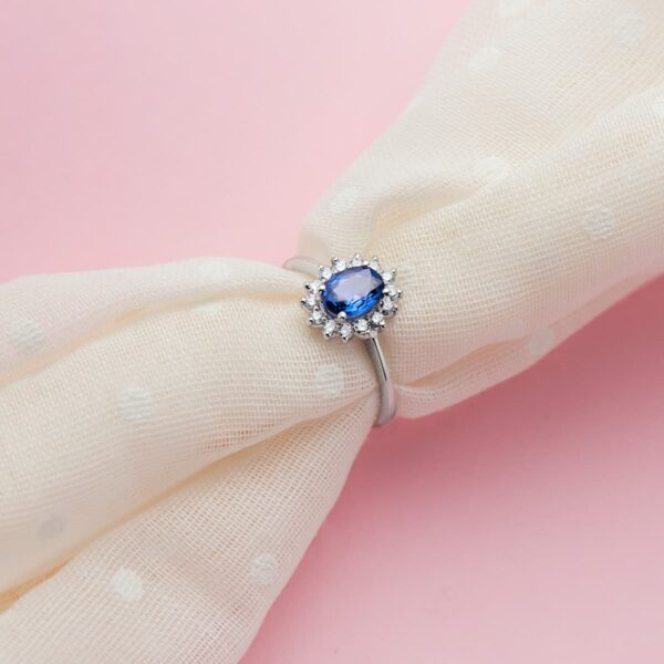 18K SORTIJA ORO BLANCO ZAFIRO DIFUSION 7X5 MM 0,98 QTS. DIAMANTES 0,290 QTS. SI-H 11,5X9,5 MM - Imagen 2