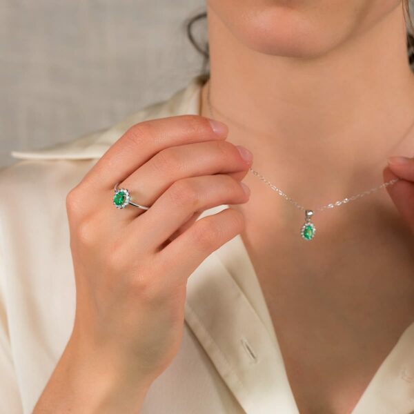 18K SORTIJA ORO BLANCO ESMERALDA 0.75 QTS. DIAMANTES 0.290 QTS. SI-H - Imagen 2