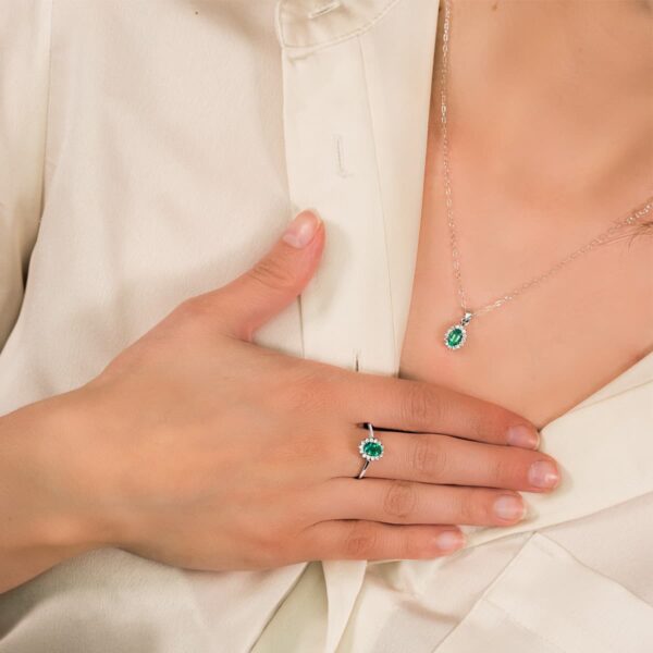 18K COLGANTE ORO BLANCO ESMERALDA 6X4 MM 0,39 QT. 14 DIAMANTES 0,14 QTS. VS2-G. 9,5X8 MM - Imagen 2