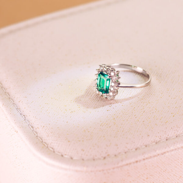 18K SORTIJA ORO BLANCO ESMERALDA 8X6 MM 1,50QT DIAMANTES TALLA BRILLANTE 0,56QT 13X11 MM - Imagen 2