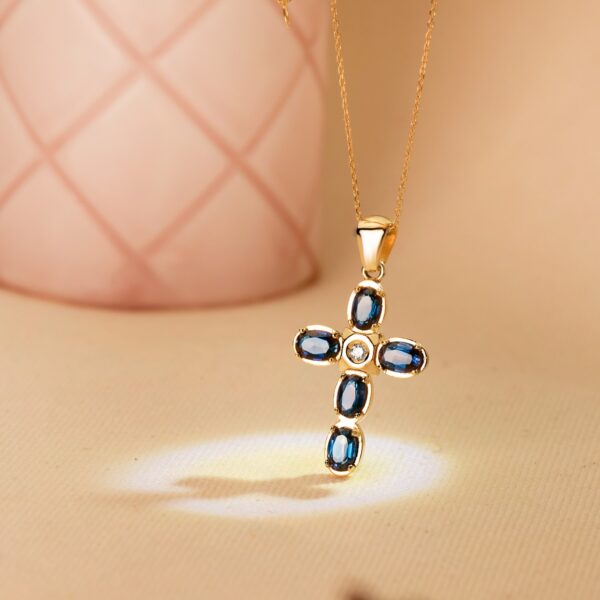 18K CRUZ ORO AMARILLO DIAMANTE 0.045 QTS. ZAFIROS DIFUSION 6X4 MM 3.10 QTS. 28X19 MM - Imagen 2