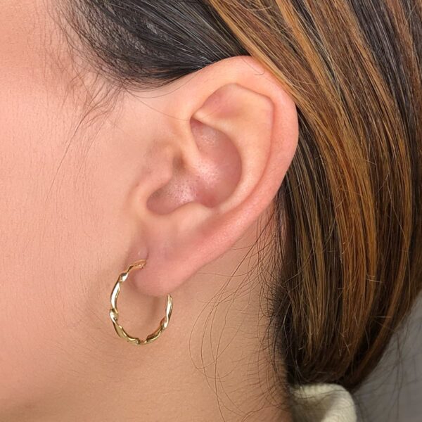 18K AROS ORO AMARILLO HUECOS RETORCIDOS. 20X2 MM - Imagen 2