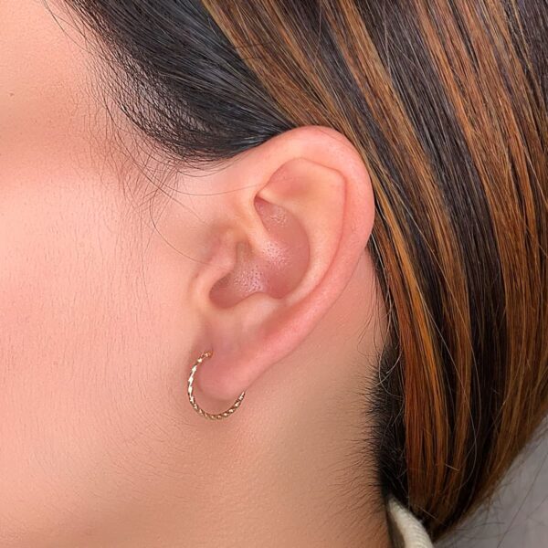 18K AROS ORO AMARILLO HUECOS RETORCIDOS CON TALLADO 15X1.30 MM - Imagen 2