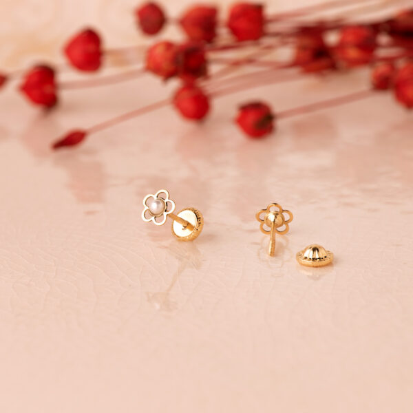 18K PENDIENTES ORO AMARILLO FLOR CALADA CON PERLA DE 2 MM. ANCHO: 5X5 MM. CIERRE TUERCA - Imagen 2