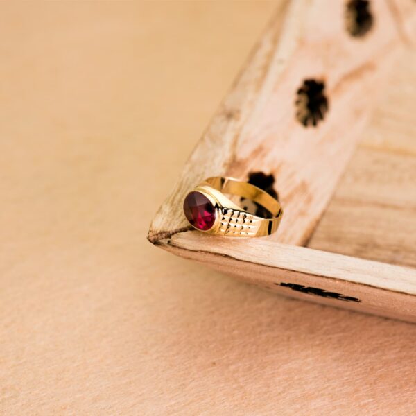 18K SELLO ORO AMARILLO CON PIEDRA RUBI SPINEL 10X8 MM LATERAL TALLADO - Imagen 2