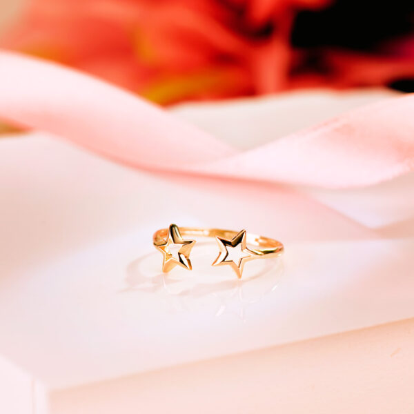 18K SORTIJA ORO AMARILLO CON DOS ESTRELLAS DE 6 MM ABIERTA Y AJUSTABLE - Imagen 2