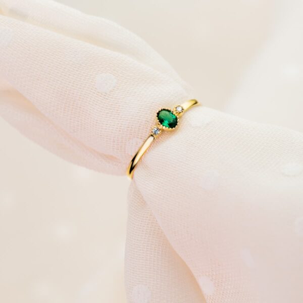 18K SORTIJA ORO AMARILLO PIEDRA VERDE Y CIRCONITA 4X3 MM ANCHO CUERPO 1.2 MM - Imagen 2