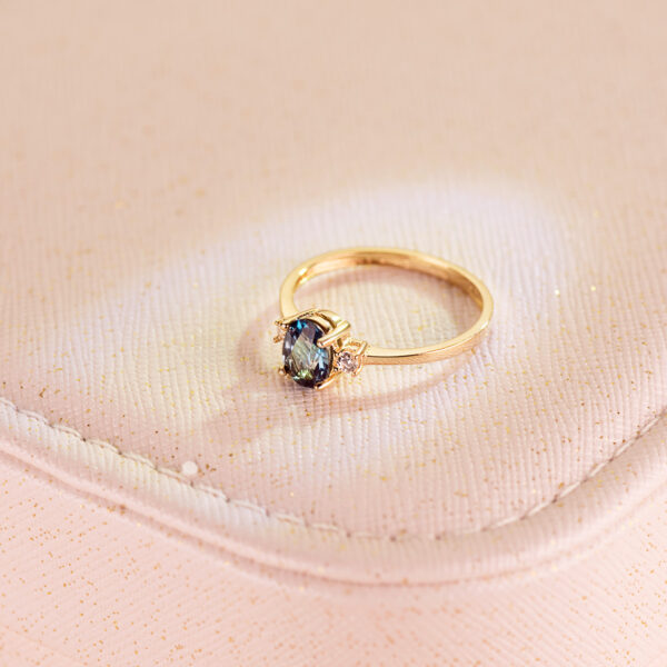 18K SORTIJA ORO AMARILLO PIEDRA AZUL BLUE LONDON 7 X 5MM Y CIRCONITA LATERALES - Imagen 2