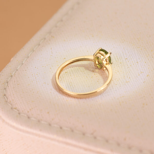 18K SORTIJA ORO AMARILLO GARRAS PIEDRA OLIVINA 7 X 5MM ANCHO CUERPO 2MM - Imagen 2