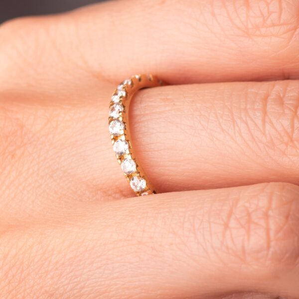 18K ALIANZA ORO AMARILLO CIRCONITAS BLANCAS GARRAS. ANCHO CUERPO: 2,5 MM - Imagen 2