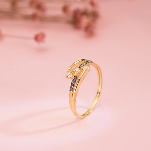 18K SORTIJA ORO AMARILLO CON CIRCONITA AZULES Y BLANCAS. ANCHO: 6MM - Imagen 2