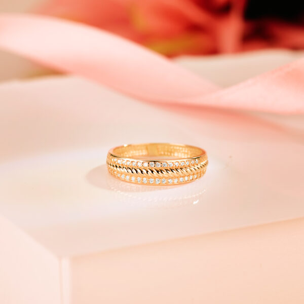 18K SORTIJA ORO AMARILLO BANDAS PAVE CON CIRCONITAS. ANCHO: 4,5MM - Imagen 2