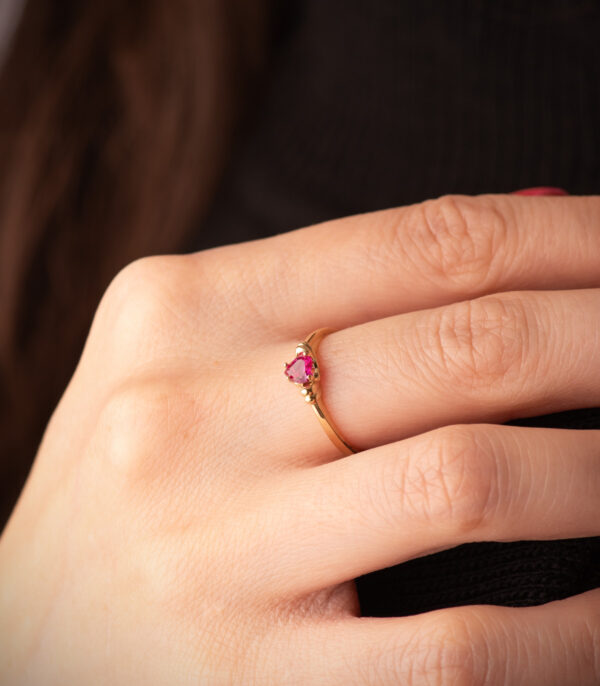 18K SORTIJA ORO AMARILLO CORINDON RECONSTRUIDO CORAZON RUBI 4X4 MM CON GALLONES. - Imagen 2