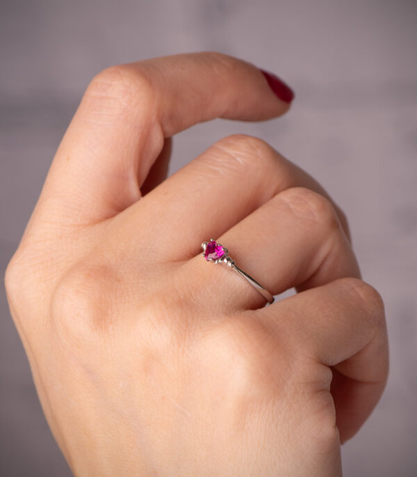 18K SORTIJA ORO BLANCO CORINDON RECONSTRUIDO CORAZON RUBI 4X4 MM CON GALLONES. - Imagen 2