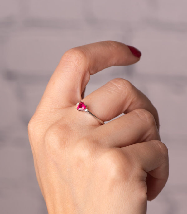 18K SORTIJA ORO BLANCO CORINDON RECONSTRUIDO CORAZON RUBI 5X5 MM CON CIRCONITAS - Imagen 2