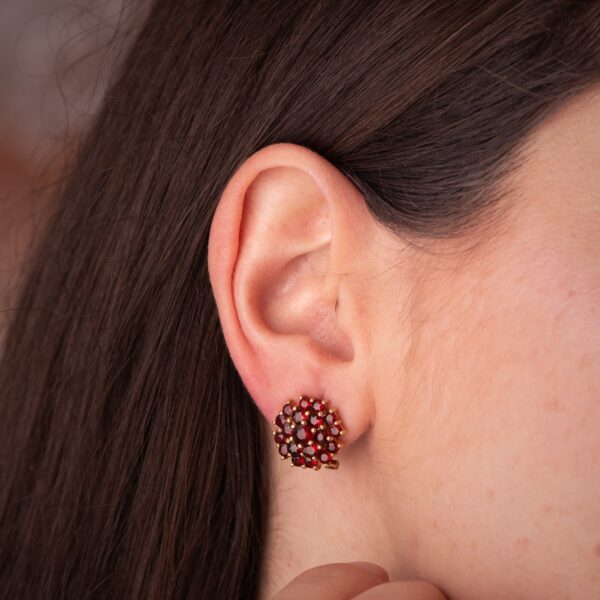 18K PENDIENTES ORO AMARILLO CON GRANATES EN GARRAS. MEDIDA: 14X14 MM CIERRE OMEGA - Imagen 2