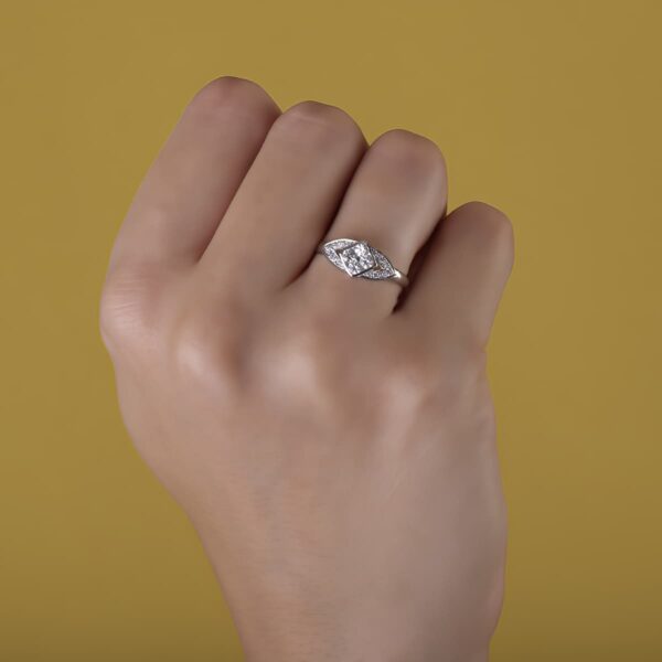 18K SORTIJA ORO BLANCO ROMBO CON CIRCONITA ANCHO 7 MM - Imagen 3