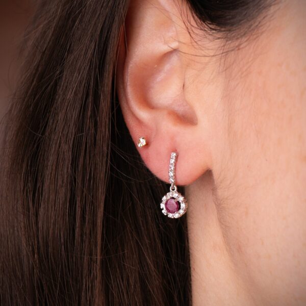 18K PENDIENTES ORO BLANCO RUBI 4MM - 0,56 QTES Y CIRCONITAS. 18 X 7,5 MM. CIERRE PRESION - Imagen 2