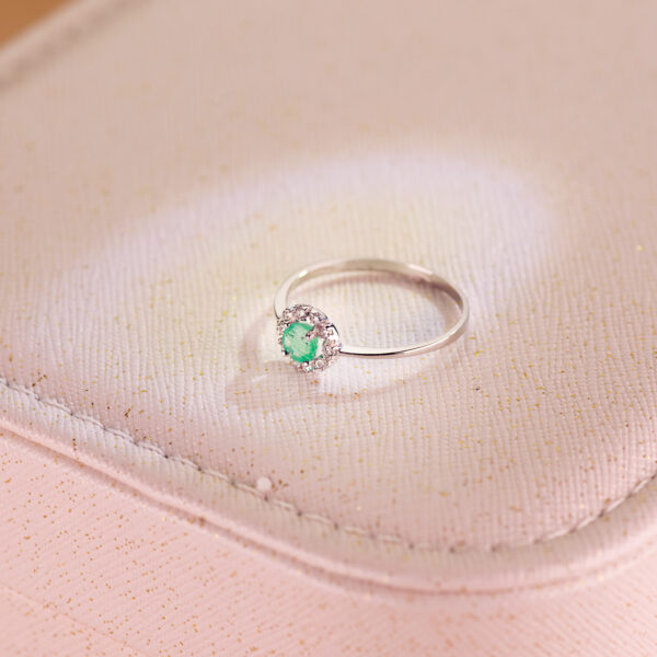 18K SORTIJA ORO BLANCO CON ESMERALDA 4MM Y 0,26 QTES Y CIRCONITAS. CUAJO 7 X 7 M - Imagen 2