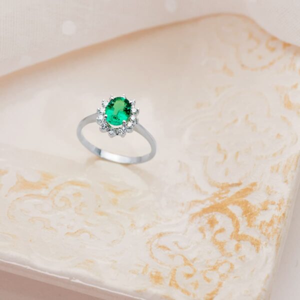 18K SORTIJA ORO BLANCO CUAJO CON DIAMANTES 0.42 QTS. ESMERALDA 8X6 MM 1.10 QTS. - Imagen 2
