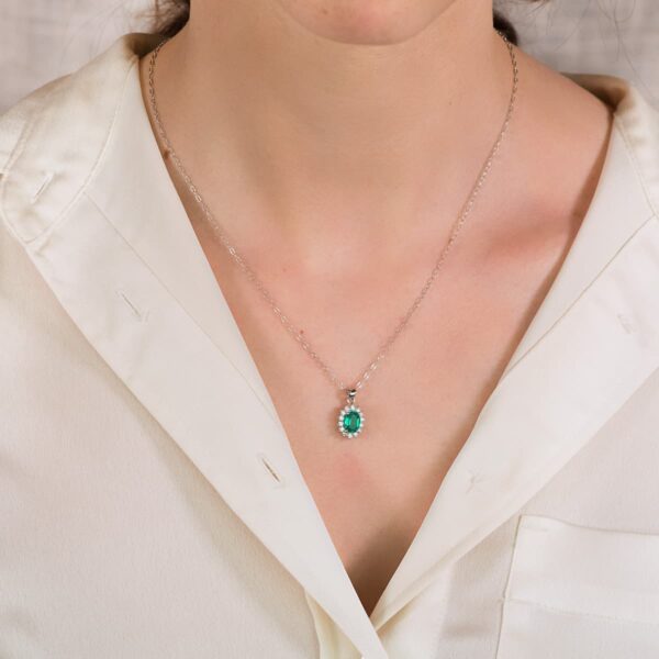 18K COLGANTE ORO BLANCO ESMERALDA 8X6 MM 1.10 QT. 14 DIAMANTES 0.42 QTS. SI-H. 12,5X11 MM - Imagen 2