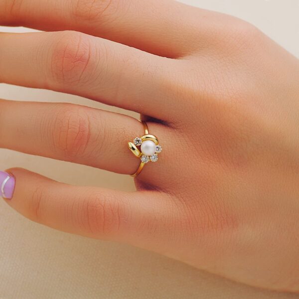 18K SORTIJA ORO AMARILLO COMUNION FLOR 11X9 MM ANCHO CUERPO 1.2 MM PERLA 5 MM - Imagen 2