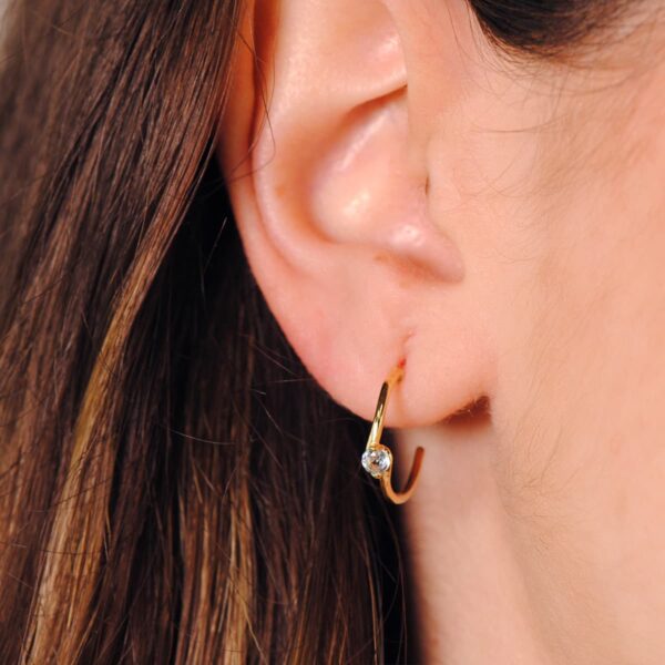 18K PENDIENTES ORO AMARILLO MEDIO ARO LISO CON AGUAMARINA 15X3 MM CIERRE PRESION. - Imagen 2