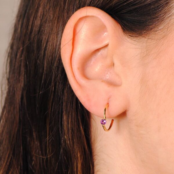 18K PENDIENTES ORO AMARILLO MEDIO ARO LISO CON AMATISTA 15X3 MM CIERRE PRESION. - Imagen 2