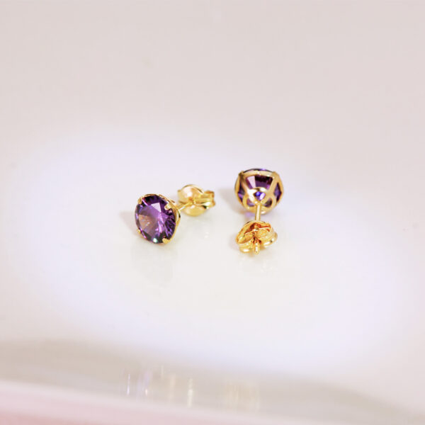 18K PENDIENTES ORO AMARILLO REDONDOS PIEDRA COLOR AMATISTA 6 MM. CIERRE PRESION - Imagen 2