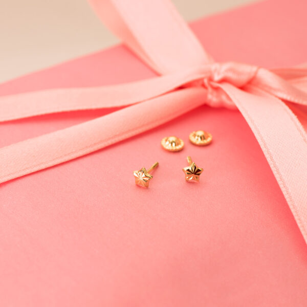 18K PENDIENTES ORO AMARILLO ESTRELLA 4 X 4 MM CIERRE TUERCA - Imagen 2