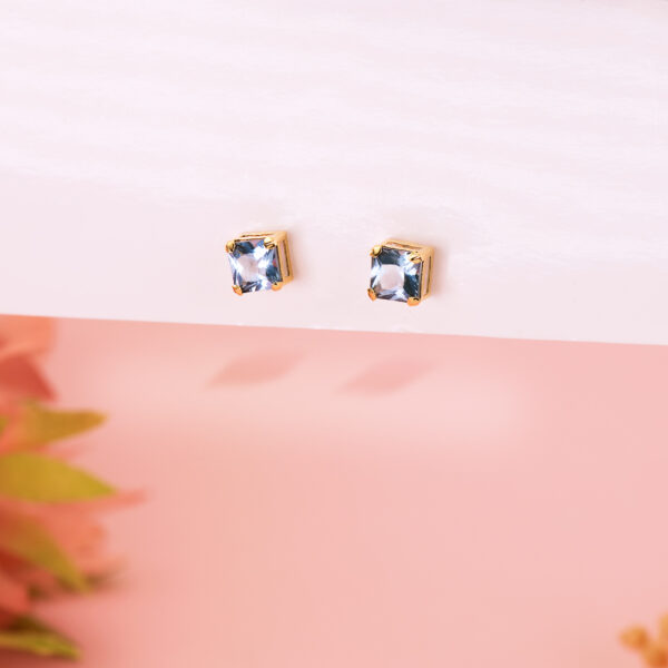 18K PENDIENTES ORO AMARILLO CUADRADOS PIEDRA COLOR AGUAMARINA 5,5 X 5,5 MM. CIERRE PRESION - Imagen 3