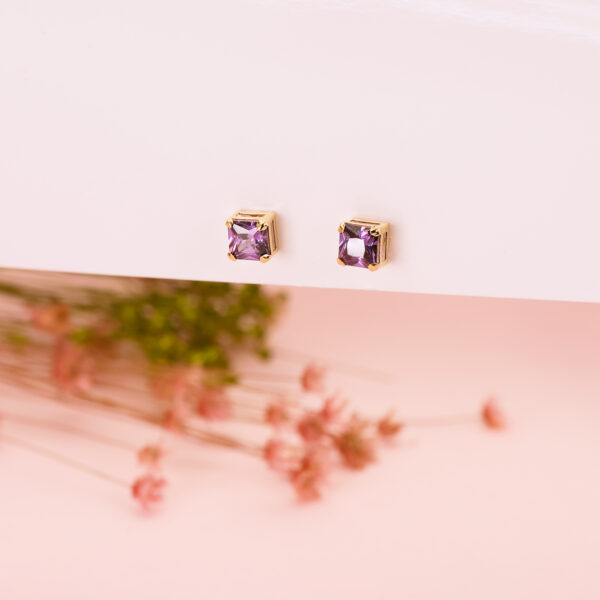 18K PENDIENTES ORO AMARILLO CUADRADOS PIEDRA COLOR AMATISTA 5,5 X 5,5 MM. CIERRE PRESION - Imagen 3