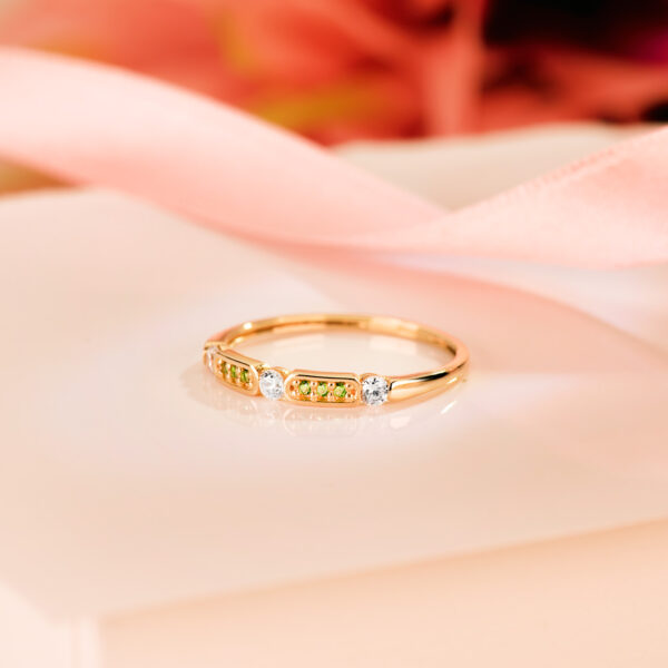 18K SORTIJA ORO AMARILLO CON CIRCONTIAS VERDES Y BLANCAS. ANCHO 2.5MM - Imagen 2