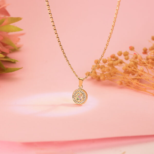 18K COLGANTE ORO AMARILLO CON CIRCONITA BLANCAS Y MULTICOLOR. DIAMETRO: 9MM - Imagen 2