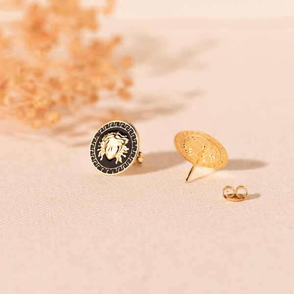 18K PENDIENTES ORO AMARILLO MEDUSA Y BORDE DE GRECA ESMALTE NEGRO. ANCHO: 12 MM. CIERRE PRESION - Imagen 2