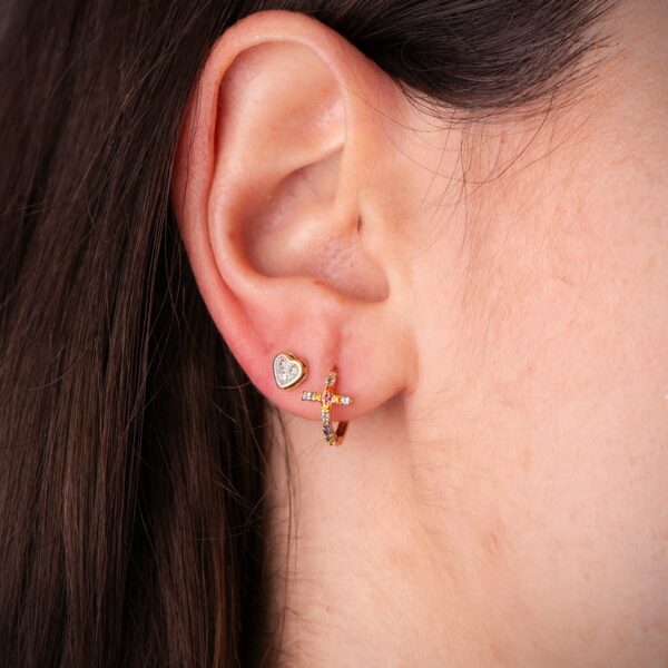 18K AROS ORO AMARILLO CRUZ CON CIRCONITAS COLORES. MEDIDA: 11 X 7 MM. CIERRE DE CLIP - Imagen 2