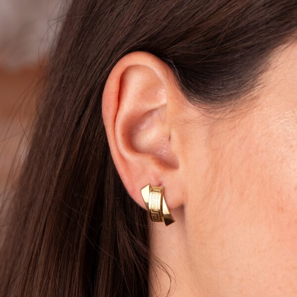 18K PENDIENTES ORO AMARILLO BANDAS CON GRECA. 16 X 8.5 MM. CIERRE PRESION - Imagen 2