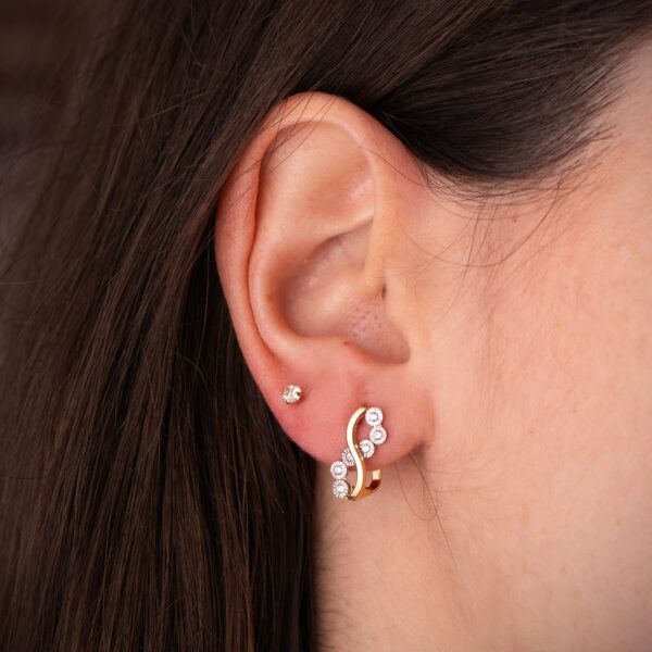 18K PENDIENTES ORO BICOLOR BANDAS Y MOTIVOS REDONDOS TALLADOS. 14 X 6,5 MM. CIERRE CATALAN - Imagen 2