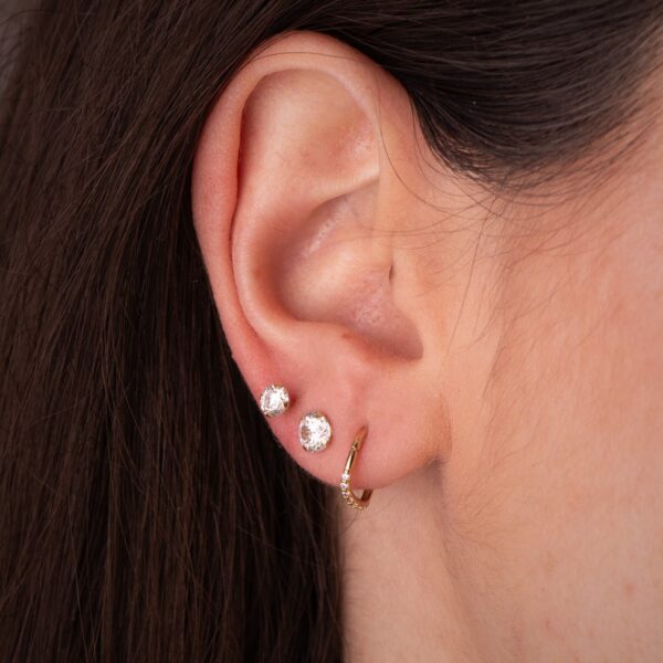 18K AROS ORO AMARILLO ONDA CON CIRCONITAS. MEDIDA: 10 X 1 MM. CIERRE DE CLIP - Imagen 2